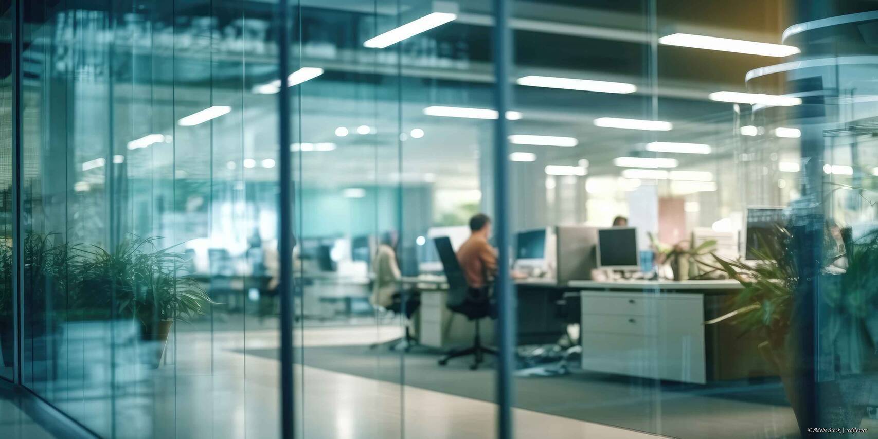 Modernes, optimal ausgeleuchtetes Büro.