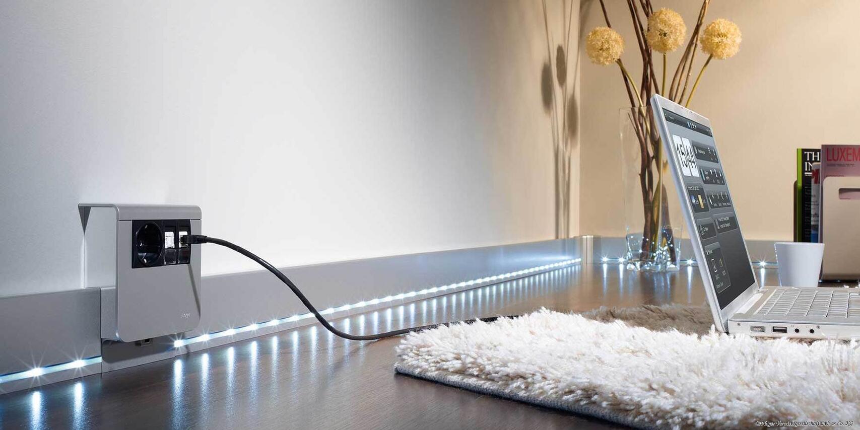 Sockelleisten mit integriertem Bewegungsmelder und LED-Band sorgen für Sicherheit und Atmosphäre.
